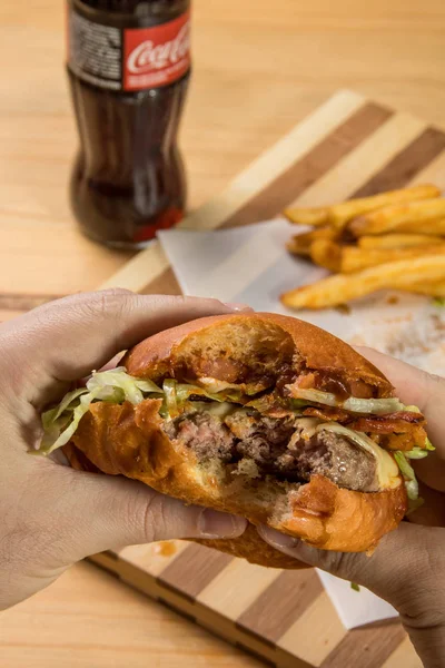 Burger aperatif holding