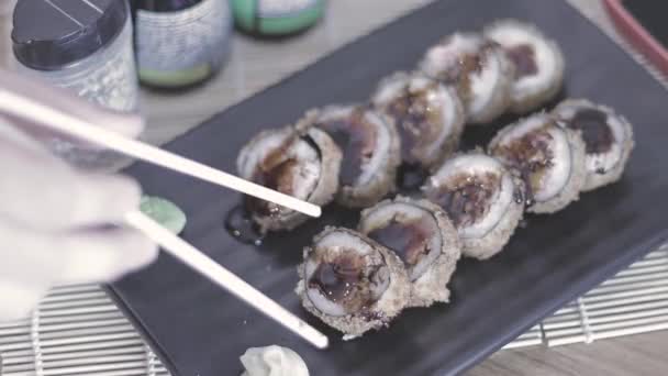 Ryby Horký Restaurace Roll Rohlíky Losos Sushi Japonské Philadelphia Smažený — Stock video