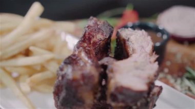 Tahta masa üzerinde cips ve katkı maddesi ile barbekü sosu.