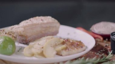 Biftek soslu pirzola, domuz eti ve ahşap masa üzerine konserve et.