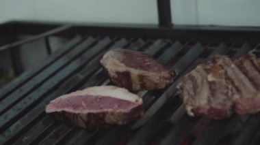 Izgarada pişen leziz biftekler.