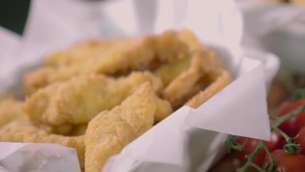 Csirke, sült hal és szalonna különféle fűszerekkel a fa asztalon — Stock videók