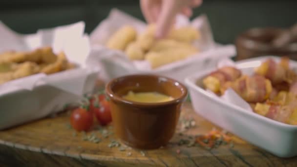 Mergulho de peixe frito em queijo — Vídeo de Stock
