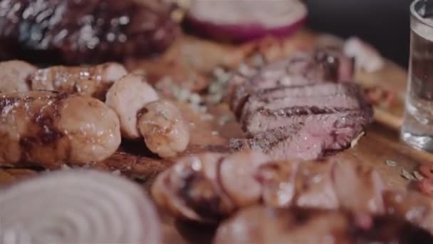 Διάφορα είδη κρέατος στο ξύλινο τραπέζι — Αρχείο Βίντεο