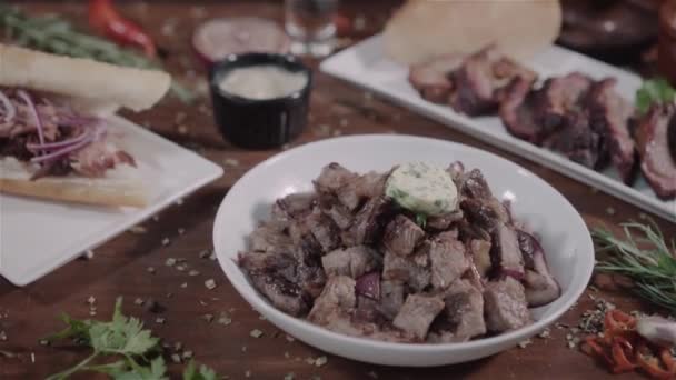 나무 식탁 위에 놓인 다양 한 종류의 고기 — 비디오
