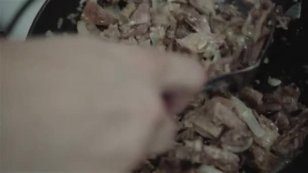 Приготування подрібненого ребра на сковороді — стокове відео