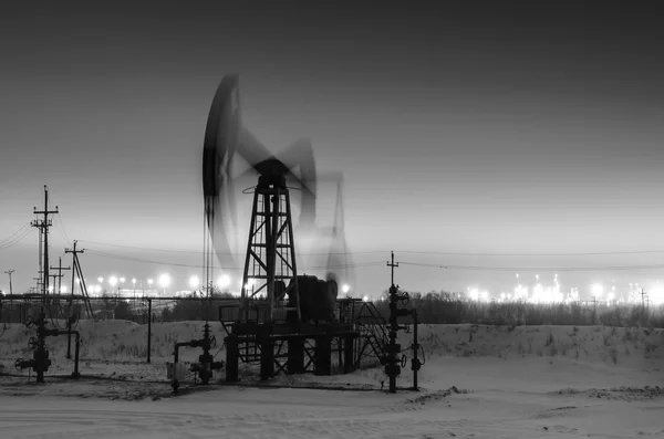 Jack de bomba de aceite de trabajo por la noche — Foto de Stock