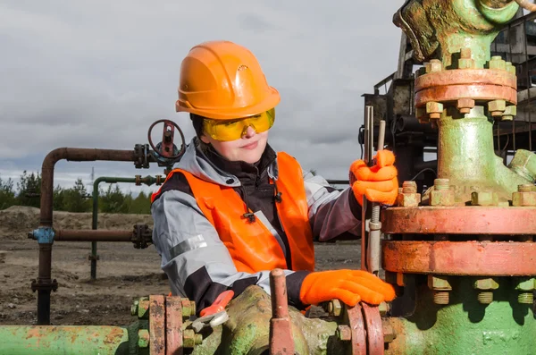 Kvinnelig ingeniør i oljefeltet. – stockfoto