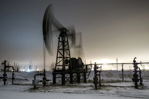 Bomba de aceite de trabajo en la noche — Foto de Stock