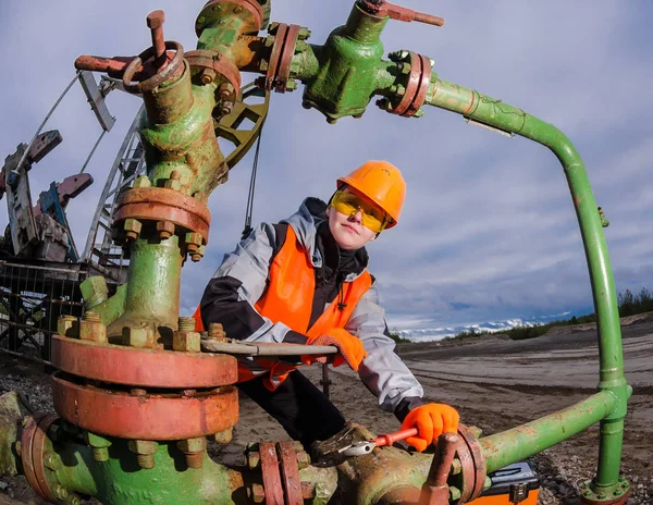 Kvinnelig ingeniør i oljefeltet. – stockfoto