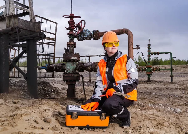 Ingeniera en el campo petrolífero — Foto de Stock