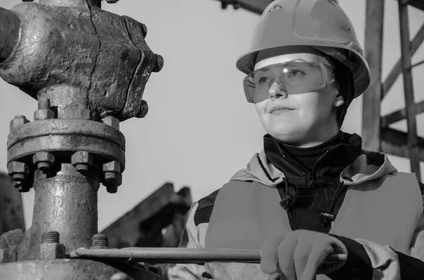 Женщина на нефтяном поле — стоковое фото