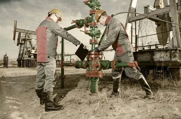 Dos trabajadores del campo petrolífero — Foto de Stock
