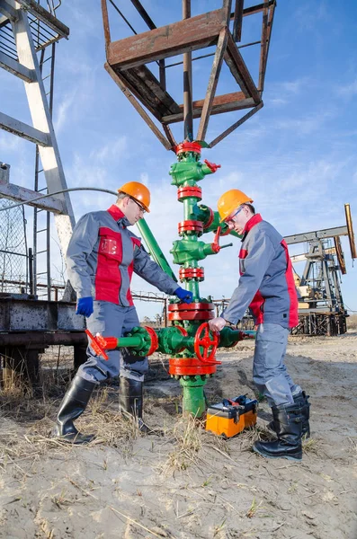 Dos trabajadores en el campo petrolero — Foto de Stock