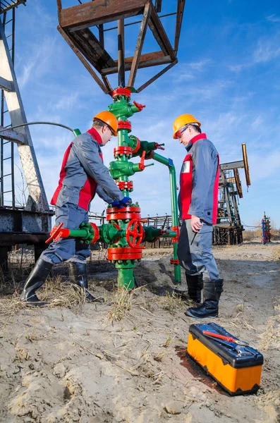 Deux travailleurs dans le domaine pétrolier — Photo