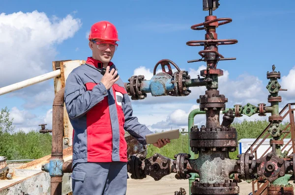 Trabajador cerca de válvula de pozo — Foto de Stock