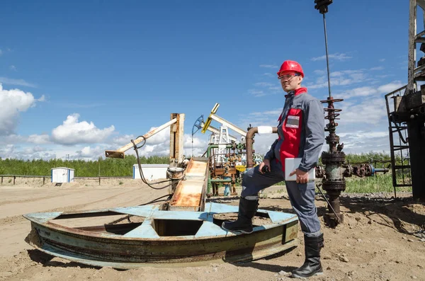 Trabajador cerca de bomba rota jack — Foto de Stock