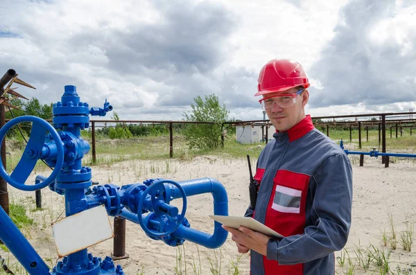 Arbetstagare nära wellhead ventil — Stockfoto