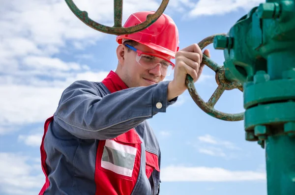 Trabajador cerca de válvula de pozo — Foto de Stock