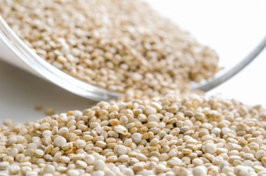 Pişmemiş ham quinoa yığını