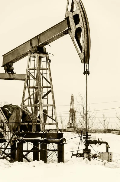 Pumpenheber und Bohrkopf im Ölfeld — Stockfoto