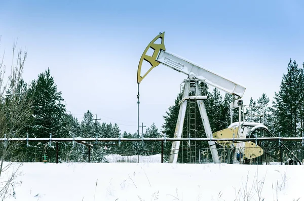 Prise de pompe et tête de puits dans le champ pétrolifère — Photo