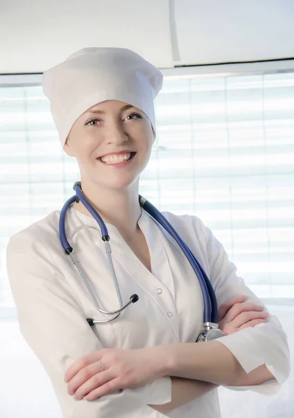 Retrato médico en bata blanca y gorra — Foto de Stock