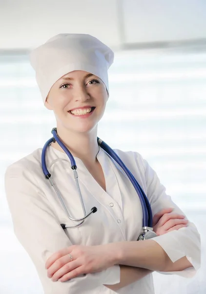 Portret lekarza w biały płaszcz i czapkę — Zdjęcie stockowe
