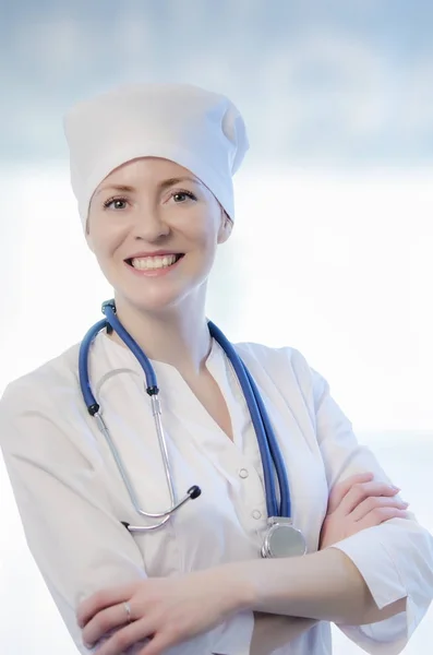 Retrato médico en bata blanca y gorra — Foto de Stock