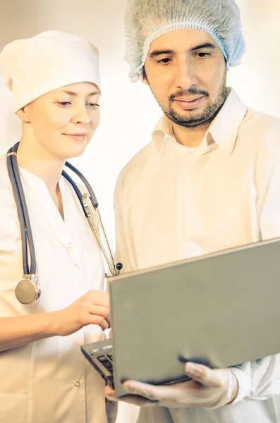 Grupporträtt av läkare som står i sjukhus — Stockfoto