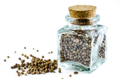 Cam şişe ve izole Salantro yığını kuru kişniş.