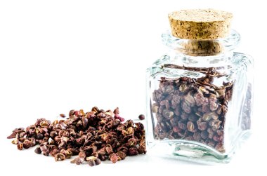 Sichuan biber cam şişe ve üzerinde beyaz izole yığın kuru