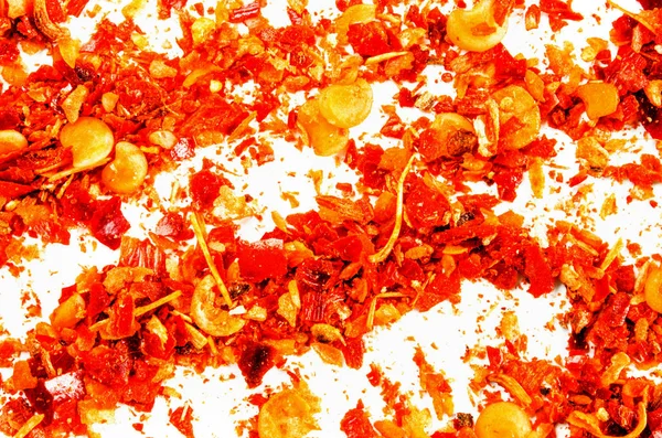 Droge gemalen chili vlokken geïsoleerd op wit — Stockfoto