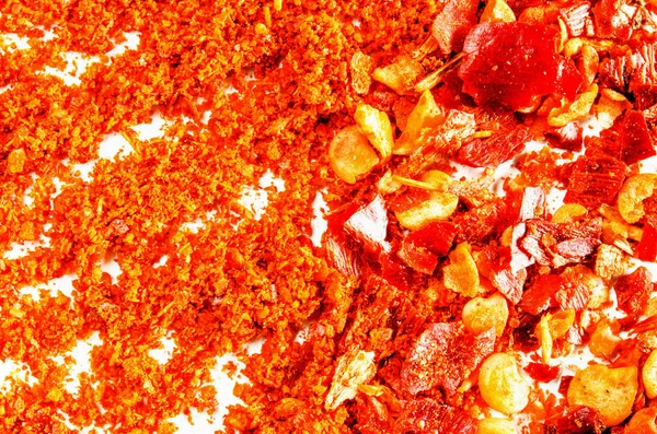 Suché drcené chilli vločky a prášek izolované na bílém — Stock fotografie