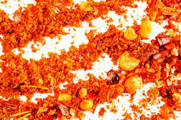 Suché drcené chilli vločky a prášek izolované na bílém — Stock fotografie