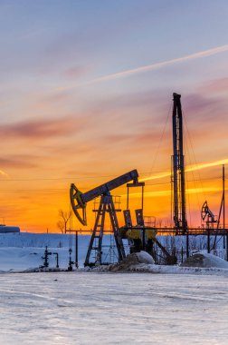 Jack, geçen ve petrol sondaj platformu günbatımı sırasında pompa