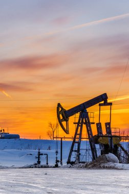 Pompa jack ve geçen gün batımı sırasında