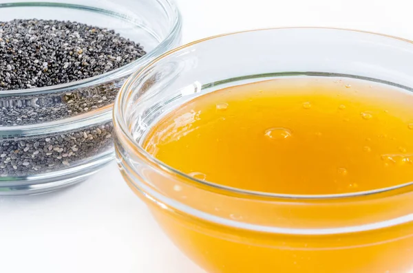 Chia semena a medu ve skleněné míse — Stock fotografie