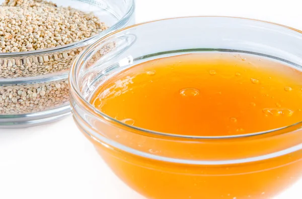 Quinoa a medu ve skleněné míse — Stock fotografie