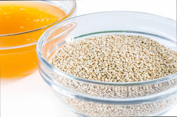 Quinoa a medu ve skleněné míse — Stock fotografie