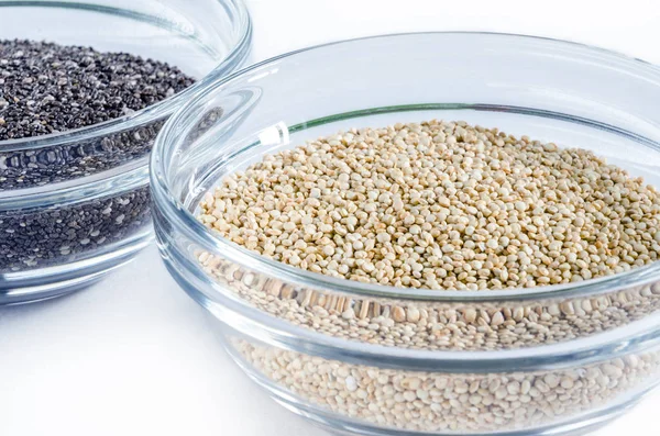 Quinoa a chia semínka ve skleněné míse — Stock fotografie