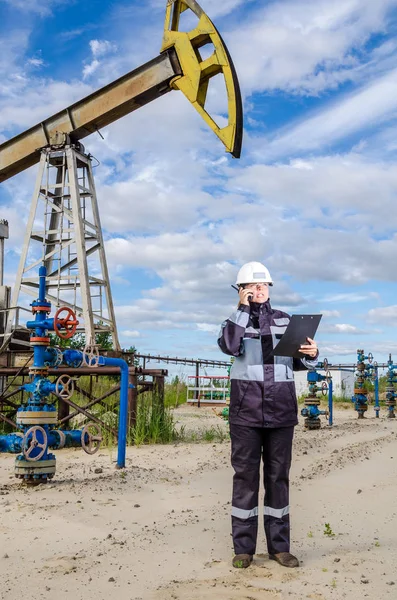 Ingeniera en el campo petrolífero — Foto de Stock