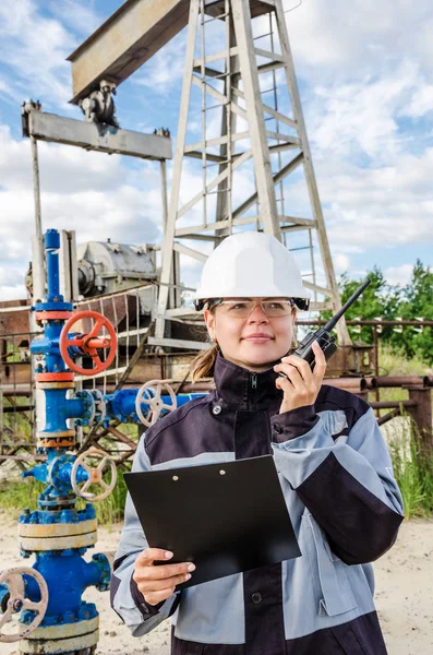 Kvinnelig ingeniør i oljefeltet. – stockfoto
