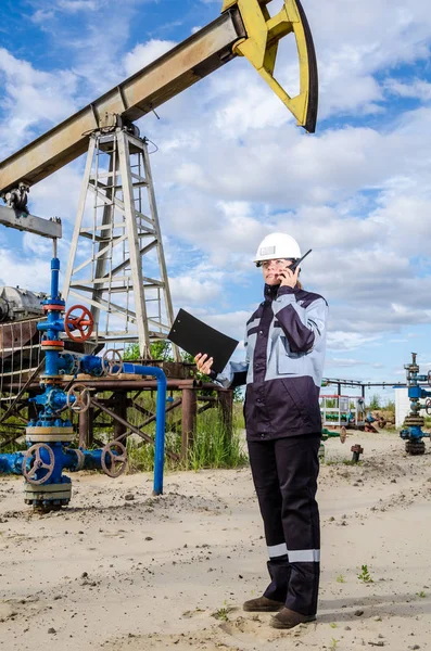 Ingeniera en el campo petrolífero — Foto de Stock