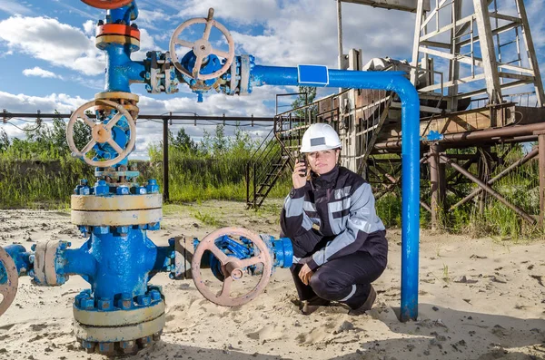 Ingeniera en el campo petrolífero — Foto de Stock