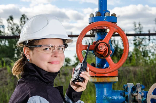 Kadın mühendisi olarak petrol sahası — Stok fotoğraf