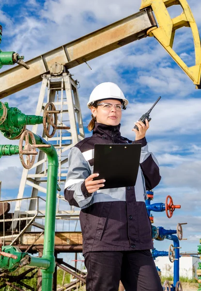 Ingeniera en el campo petrolífero — Foto de Stock