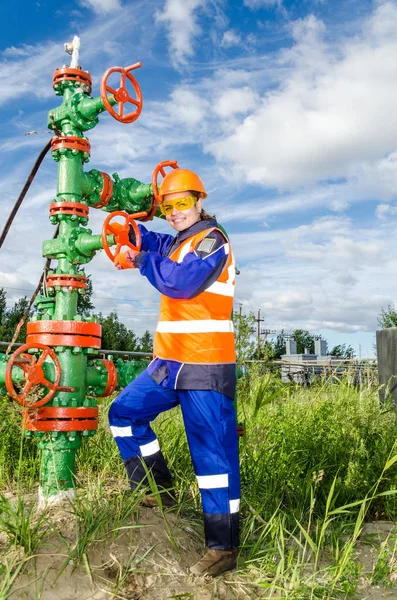 Kvinnelig arbeider i oljefeltet – stockfoto