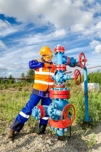 Trabajadora en el campo petrolífero — Foto de Stock