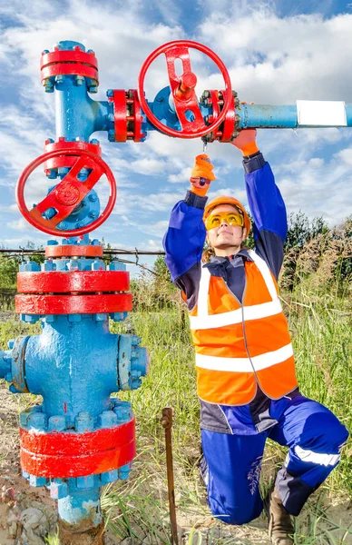 Lavoratrice nel giacimento petrolifero — Foto Stock